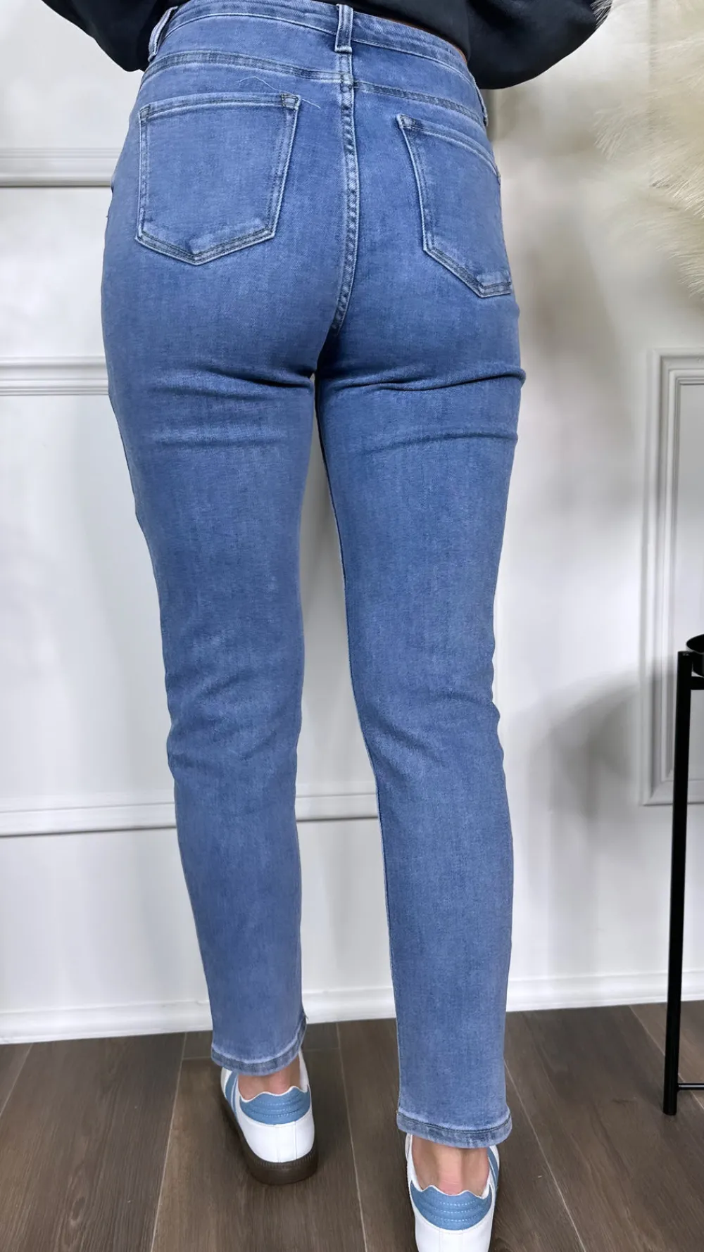 allison_blue_mom_fit_jean_1.webp ESTEE BROWN Jeans^Allison Blue Mom Fit Jeans