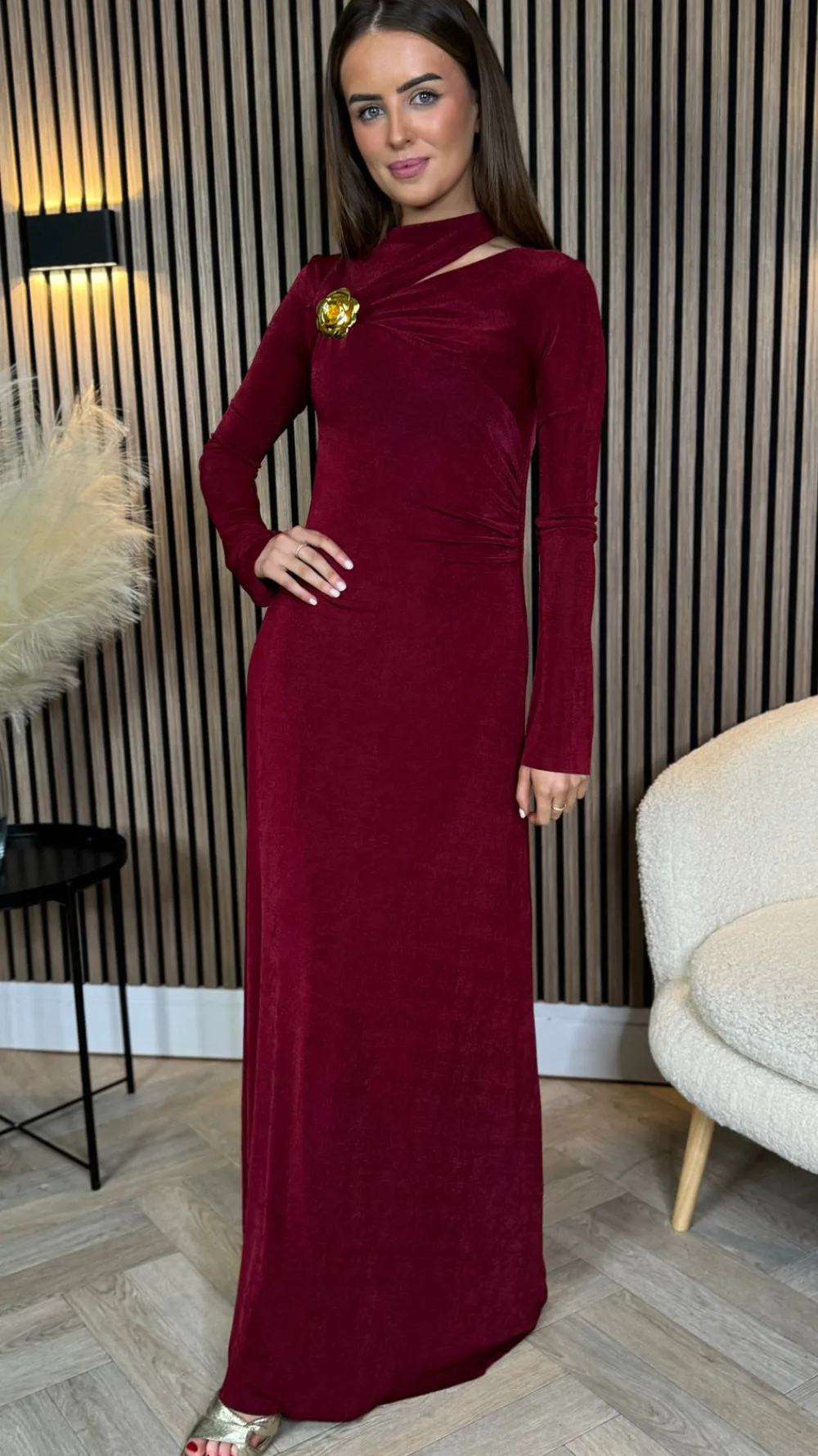 ayda_burgundy_split_neckl_5.webp TIMELY Fitted Dresses | Going Out Dresses^Ayda Burgundy Split Neckline Brooch Detail Maxi Dress