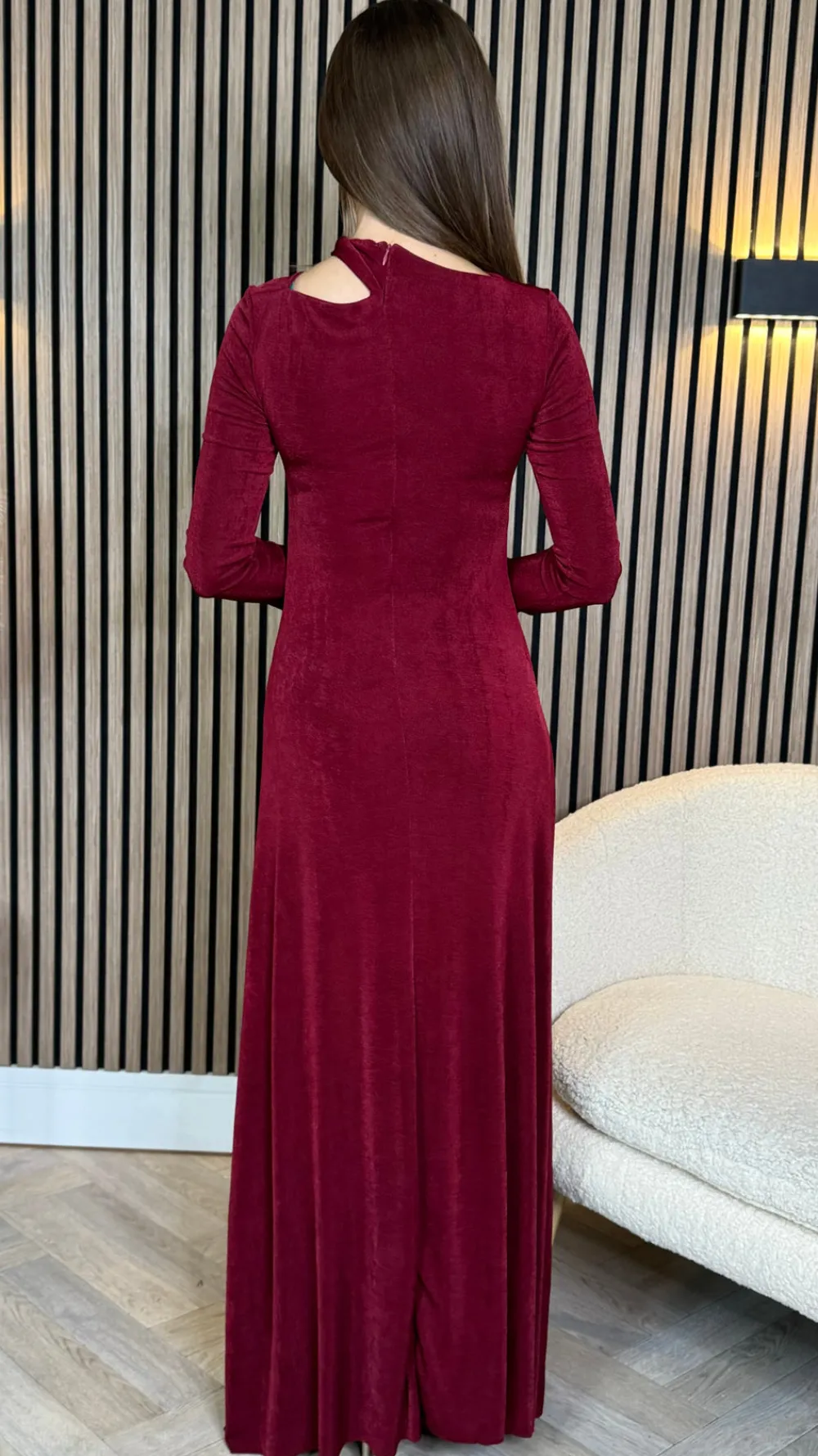 ayda_burgundy_split_neckl_6.webp TIMELY Fitted Dresses | Going Out Dresses^Ayda Burgundy Split Neckline Brooch Detail Maxi Dress
