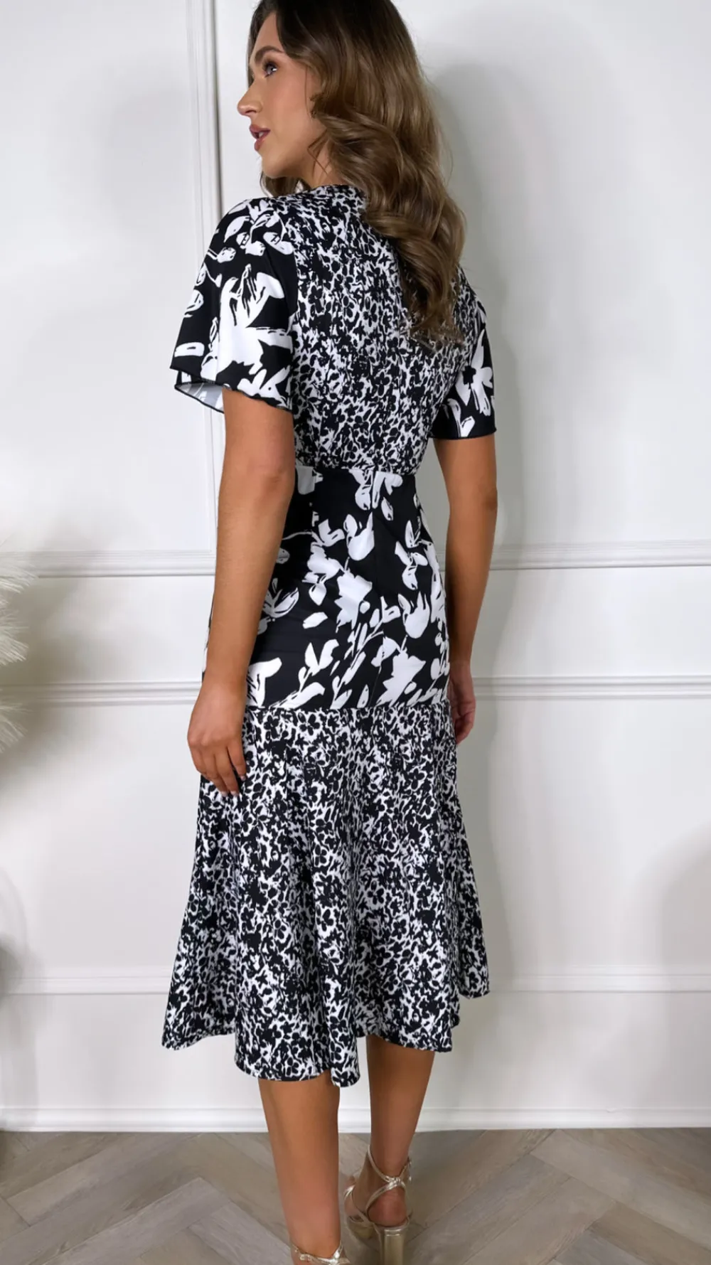 frieda_black_and_white_fl_4.webp GIRL IN MIND Going Out Dresses | Occasion Dresses^Frieda Black and White Floral Tiered Midi Dress