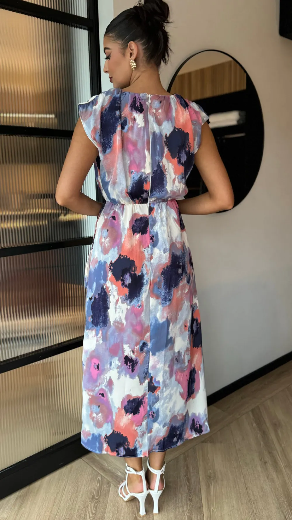 julia_blue_multi_smudge_p_6.webp AX PARIS Going Out Dresses | Occasion Dresses^Julia Blue Multi Smudge Print Dipped Hem Midi Dress