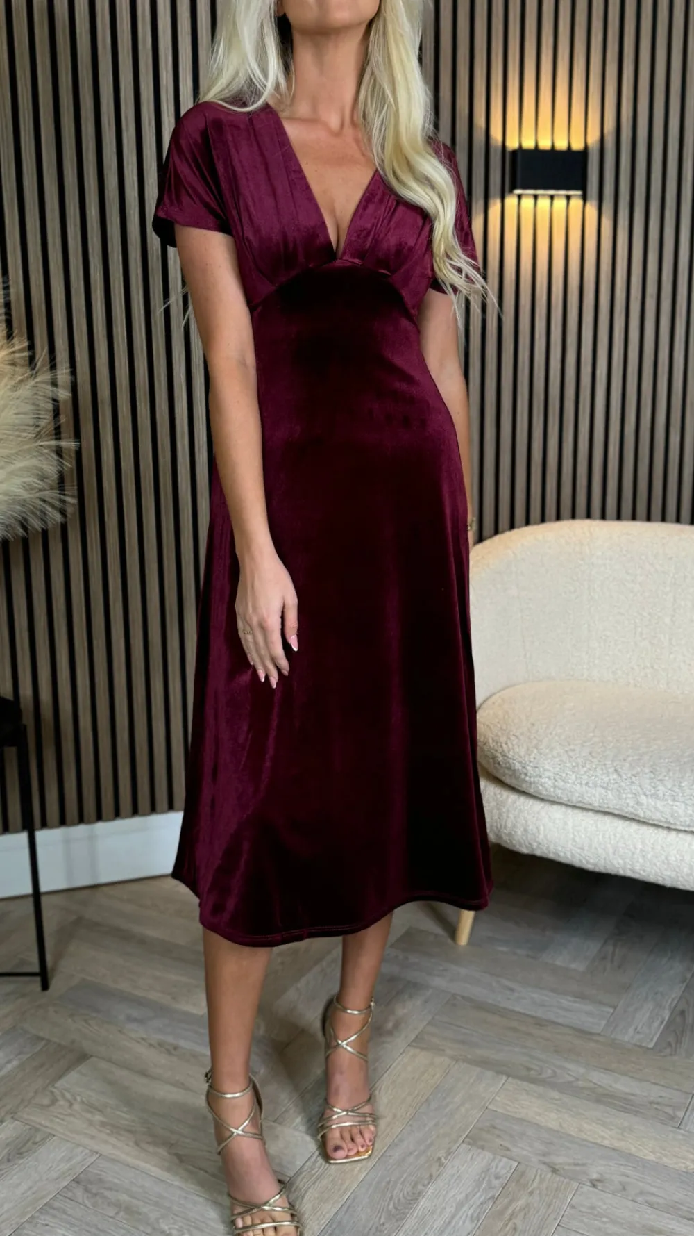 merritt_burgundy_v_neckli_2.webp COPPEROSE Going Out Dresses | Occasion Dresses^Merritt Burgundy V Neckline Velvet Finish Midi Dress