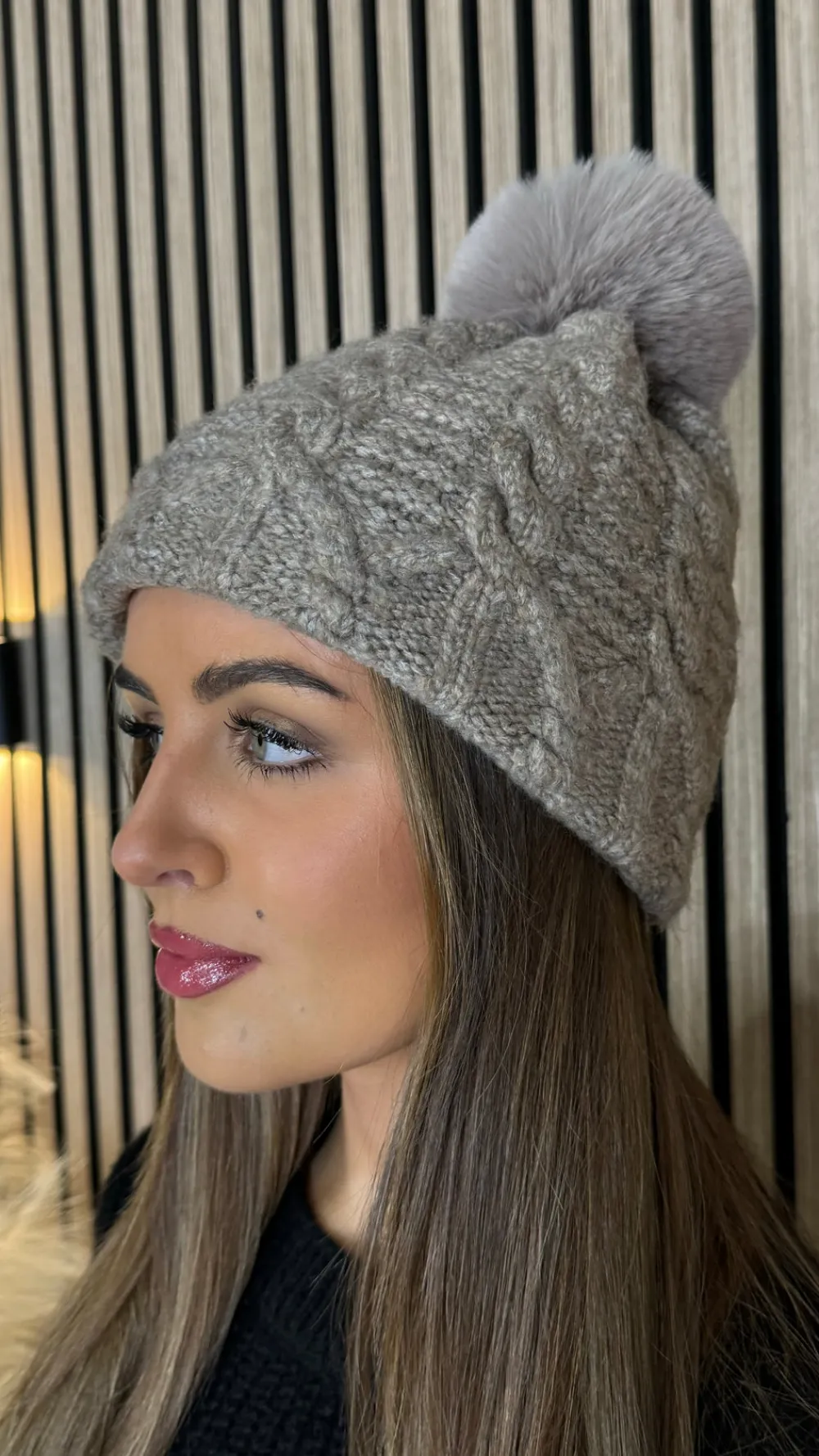 pippin_taupe_chunky_cable_0.webp BABEZ LONDON Hats, Scarves & Gloves^Pippin Taupe Chunky Cable Knit Faux Fur Pom Hat