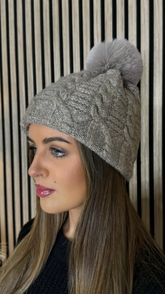 BABEZ LONDON Hats, Scarves & Gloves^Pippin Taupe Chunky Cable Knit Faux Fur Pom Hat