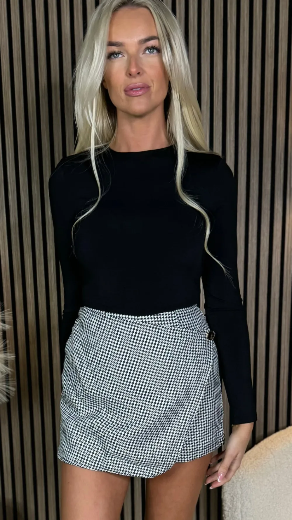samira_black_and_white_ho_2.webp AX PARIS Jumpsuits + Playsuits^Samira Black And White Houndstooth Long Sleeve Playsuit